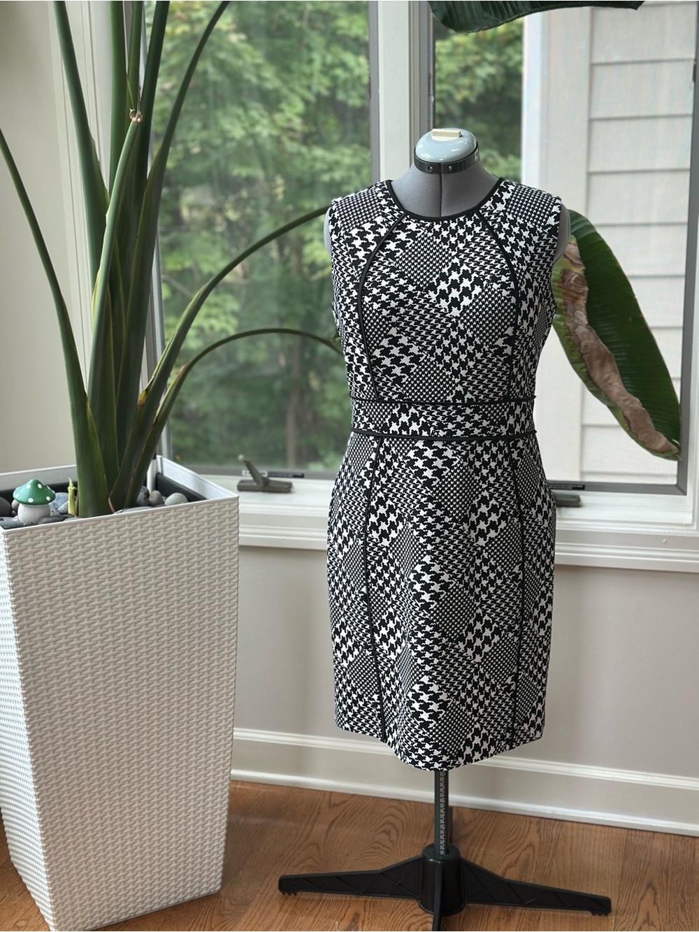 Black & White Geometric Sheath Dress - Women's
